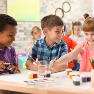 Enfants durant atelier de peinture