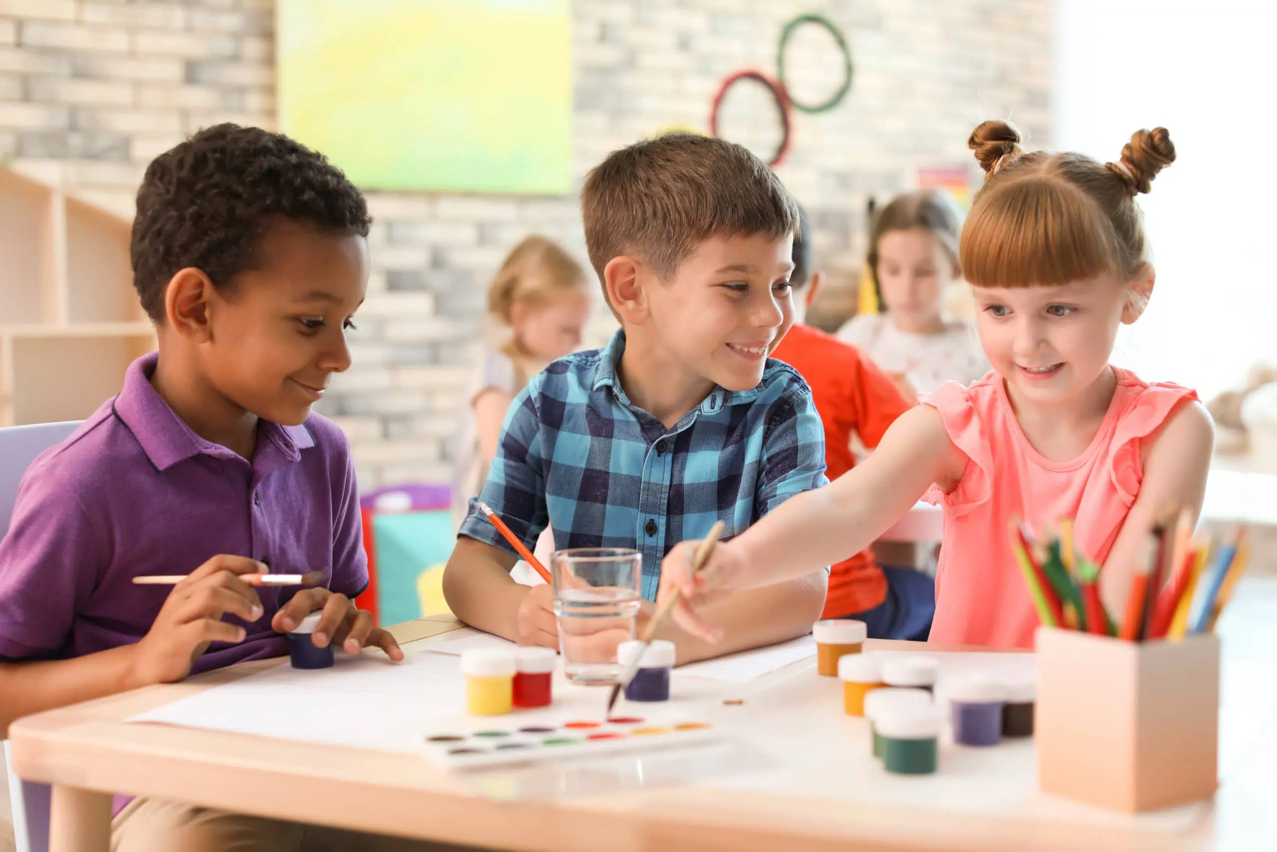 Enfants durant atelier de peinture