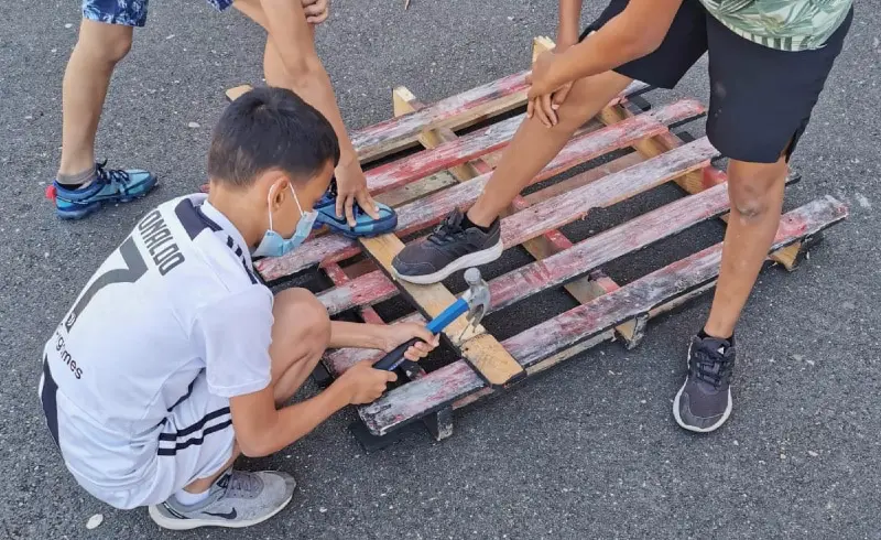 atelier-bricolage-bois-enfant-marteau